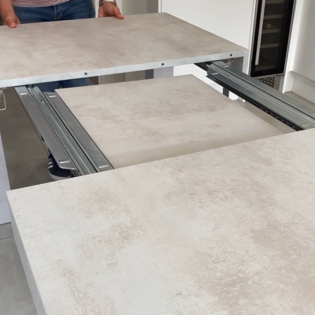 BRISE - Table Rectangulaire Avec Pied Central Finition Béton Laqué Gris