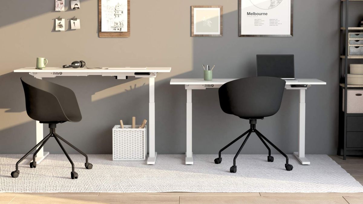 Verstellbarer Schreibtisch Clara 140x80 Weiss Beton mit weissen Beinen Umgebungsbild 2