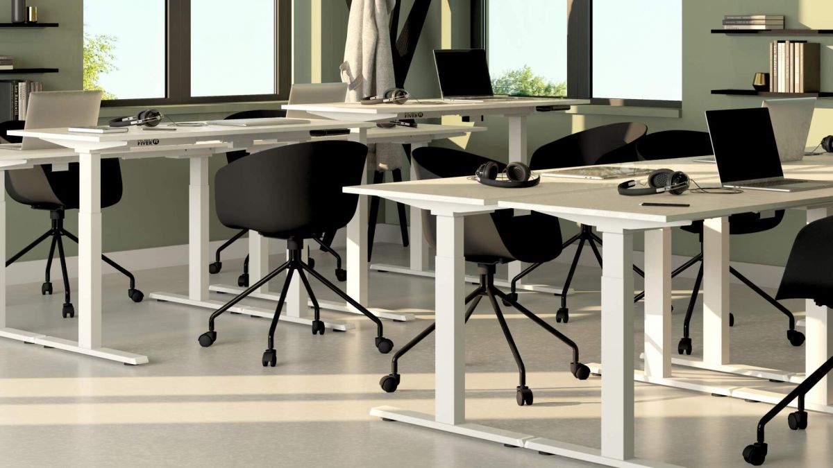 Verstellbarer Schreibtisch Clara 140x80 Weiss Beton mit weissen Beinen Umgebungsbild 1
